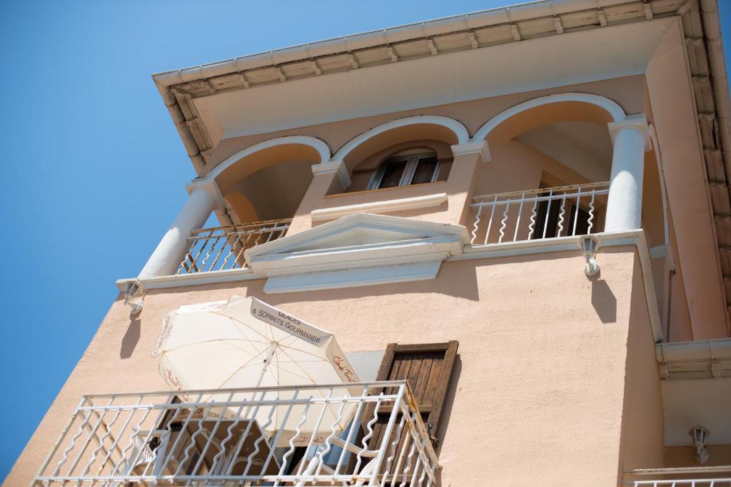 Hotel Et Appartements Reine D'Azur Рокбрюн-Кап-Мартин Екстериор снимка