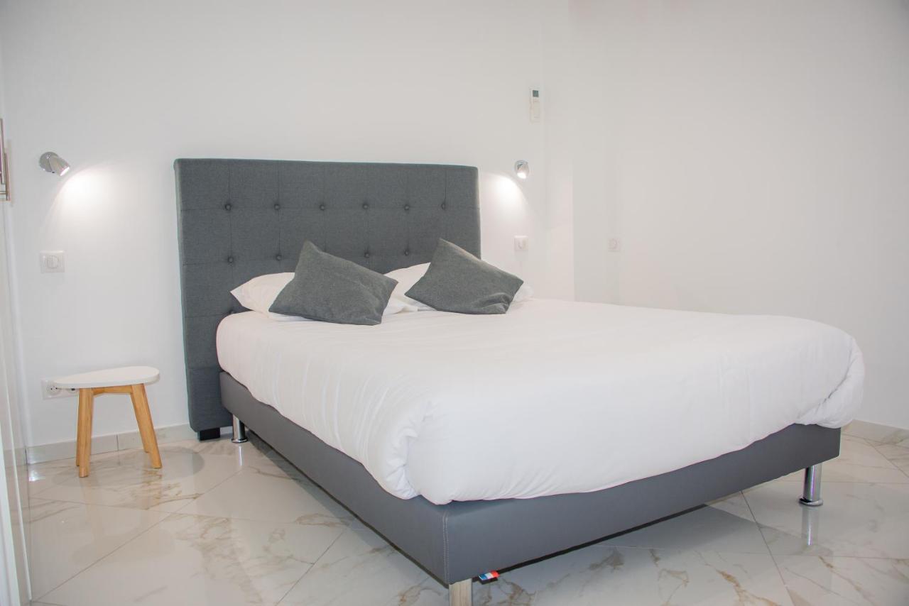 Hotel Et Appartements Reine D'Azur Рокбрюн-Кап-Мартин Екстериор снимка